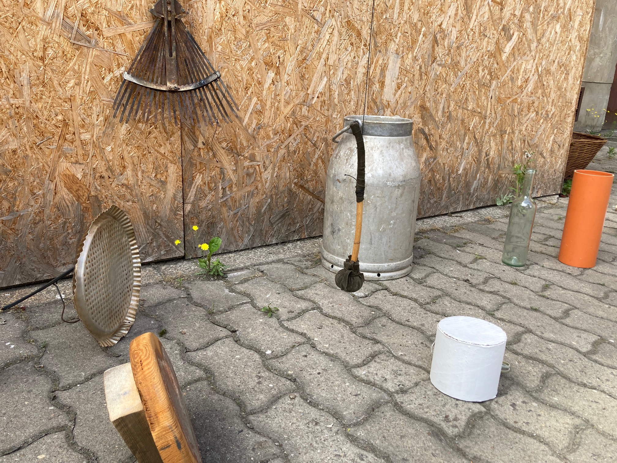 Verschiedene Gegenstände auf dem Boden des Schaubude-Hofs.