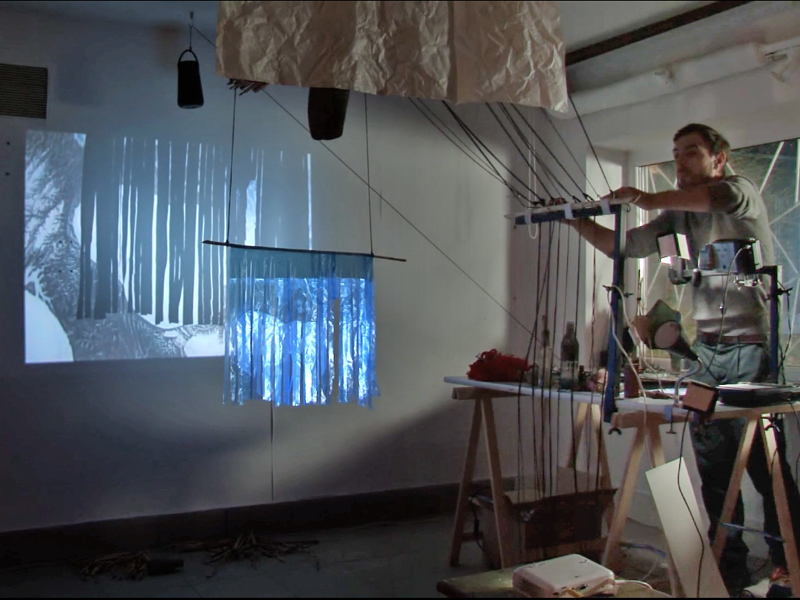 Performer mit Aufhängung für eine Videoprojektion.