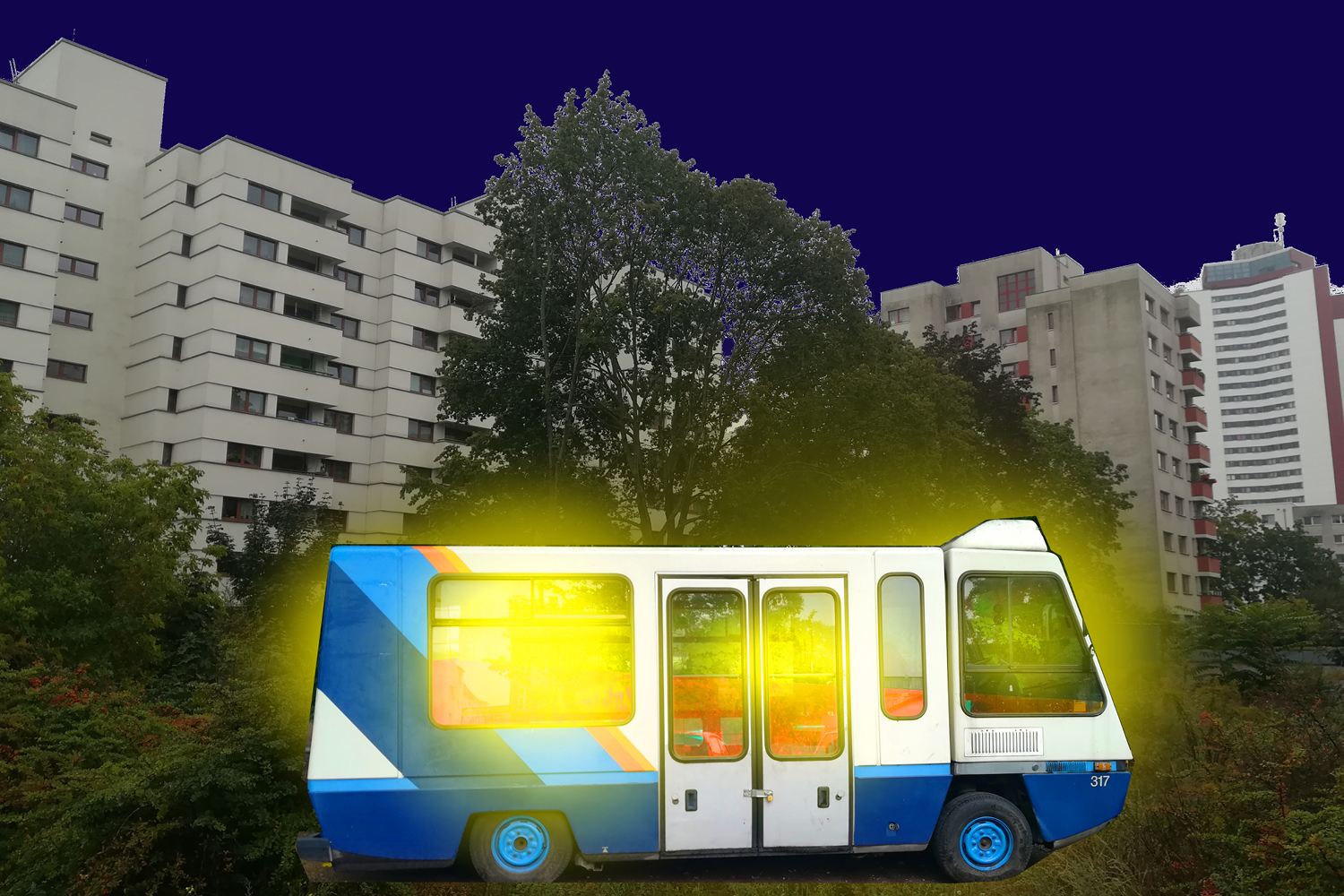 Fotomontage, in der vorn ein blau-weißes Wohnmobil zu sehen ist. Im Hintergrund sind Bäume und dahinter Fassaden von Neubauten sowie im oberen Drittel ein Nachthimmel zu sehen. Aus dem Inneren des Fahrzeugs leuchtet es.
