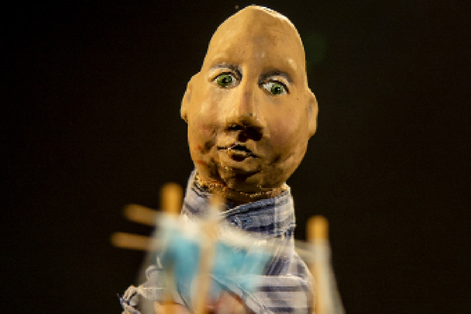 Glatzköpfige Handpuppe mit ernsten Gesichtszügen