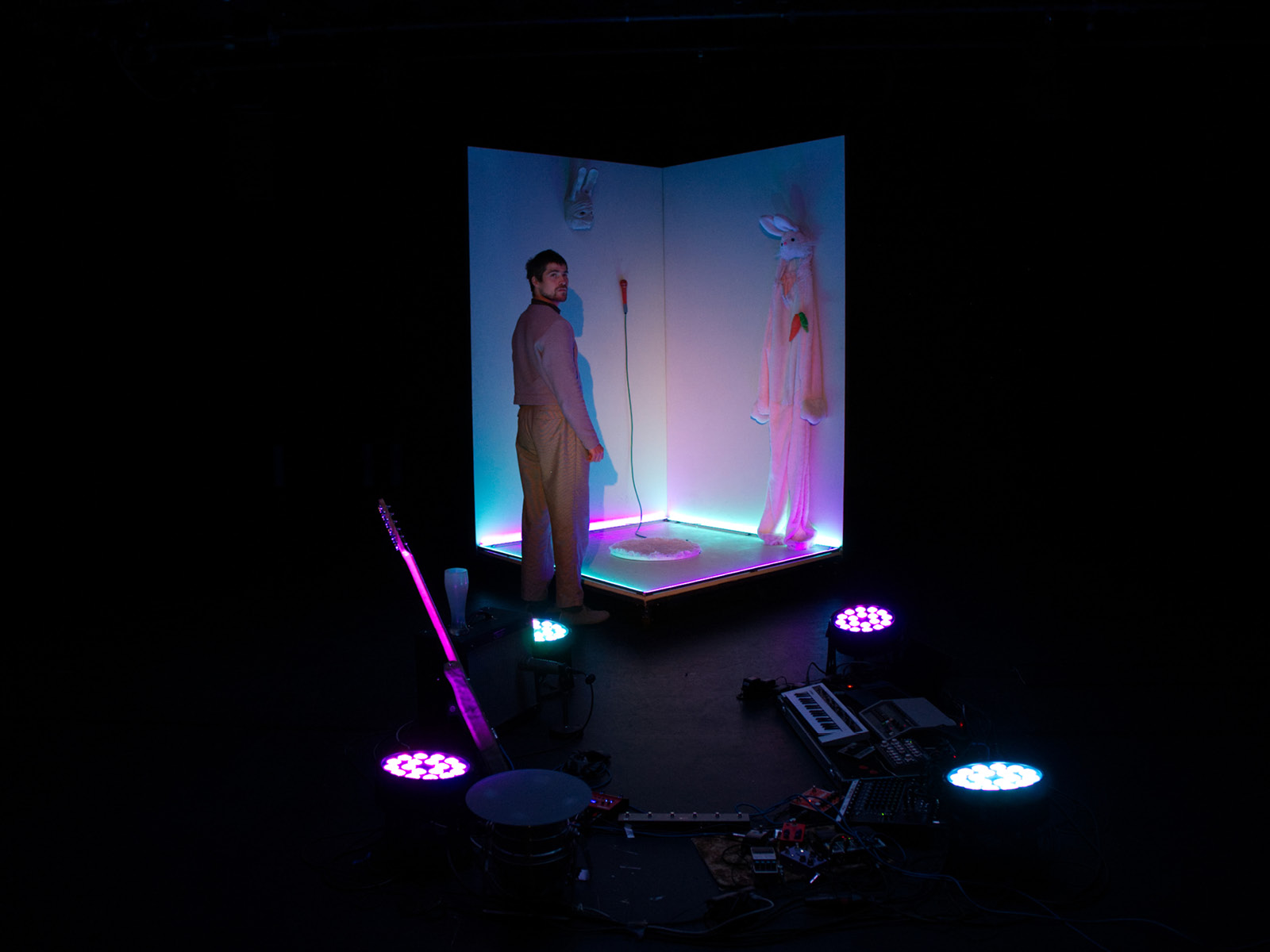 Szene mit Spieler, beleuchtetes Objekt und Hasenkostüm.