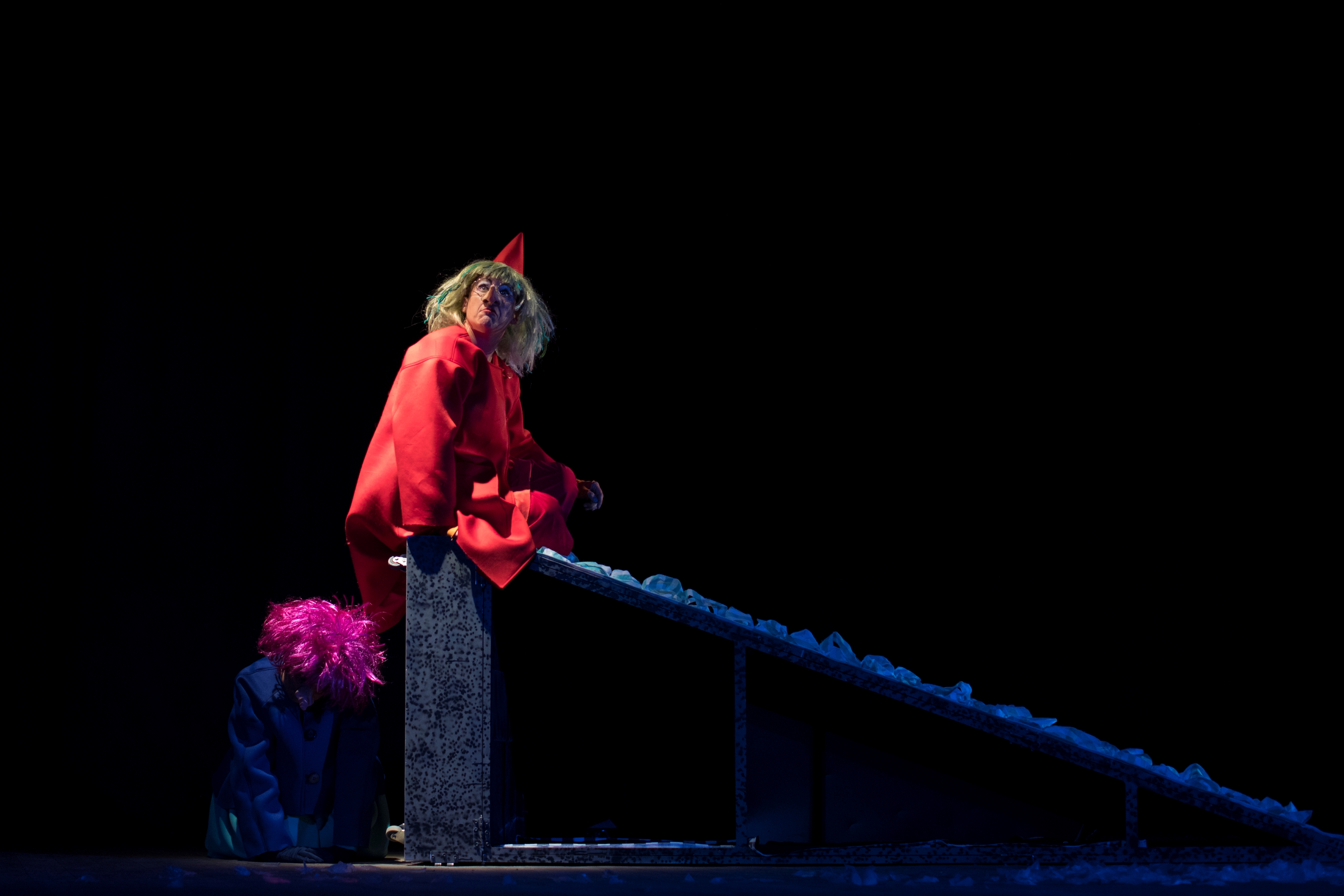 Ein Mumin hält eine schräge Platte mit Schnee in die Höhe.