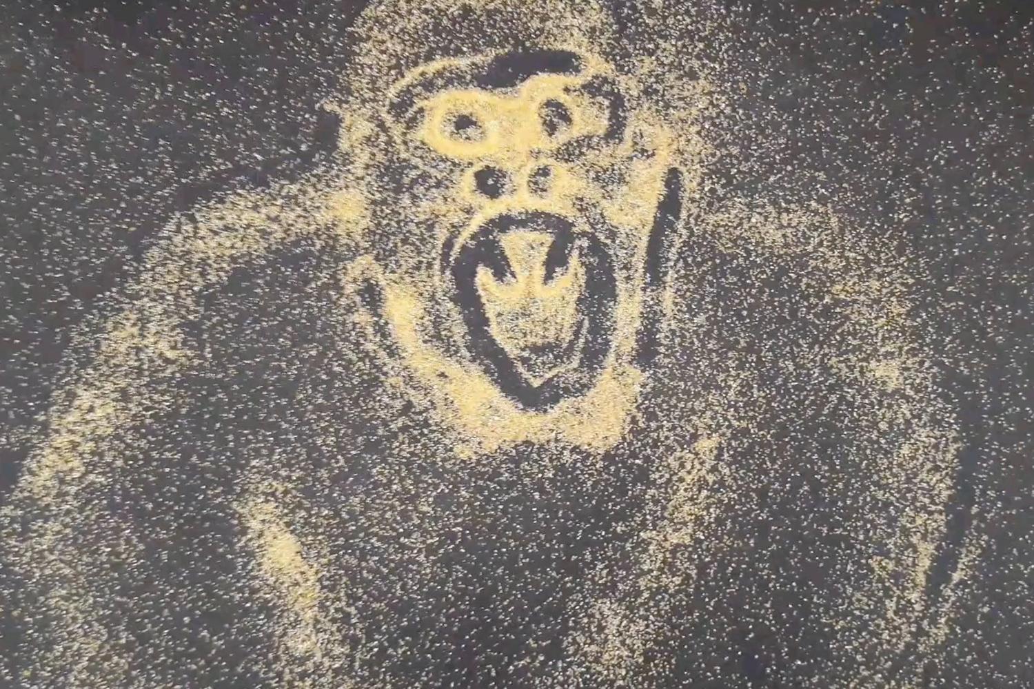 Ein mit gelbem Sand auf schwarzem Boden 